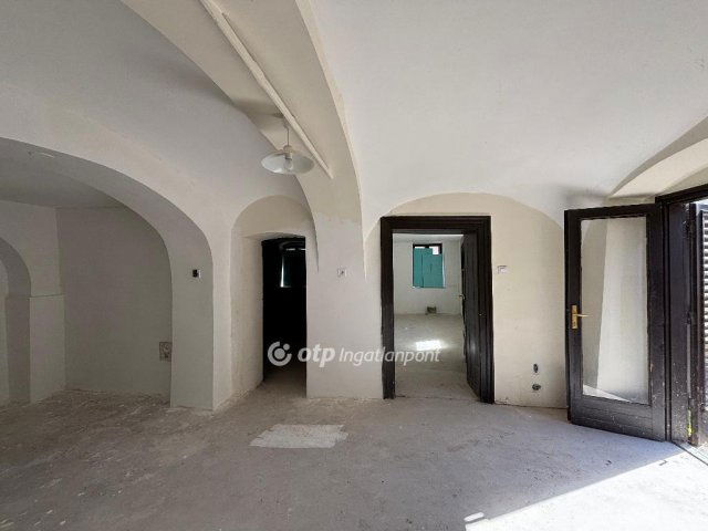 Eladó családi ház, Pápán 20.9 M Ft, 3 szobás