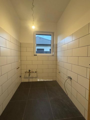 Eladó sorház, Velencén 220 M Ft, 5 szobás / költözzbe.hu
