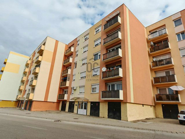 Eladó panellakás, Ajkán 31.8 M Ft, 2 szobás