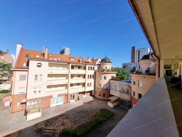 Eladó téglalakás, Szolnokon 59.9 M Ft, 4+1 szobás