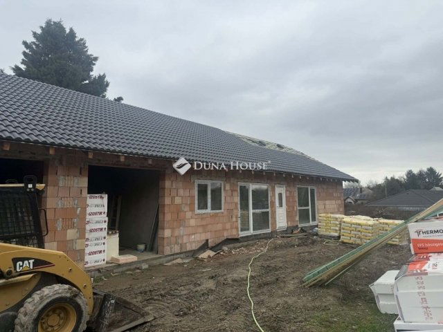 Eladó téglalakás, Szigetszentmártonban 59.9 M Ft, 3 szobás