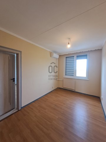 Eladó panellakás, Debrecenben 71.9 M Ft, 4 szobás