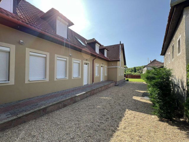 Eladó hotel, Szomolyán 149.9 M Ft, 7 szobás