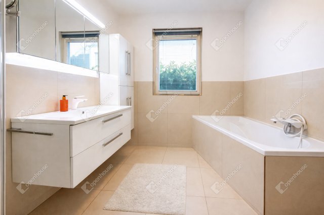 Eladó családi ház, Sopronban 230 M Ft, 7 szobás