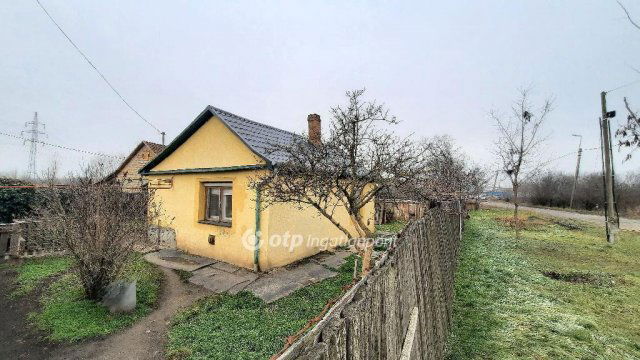 Eladó családi ház, Szolnokon 16.5 M Ft, 2 szobás