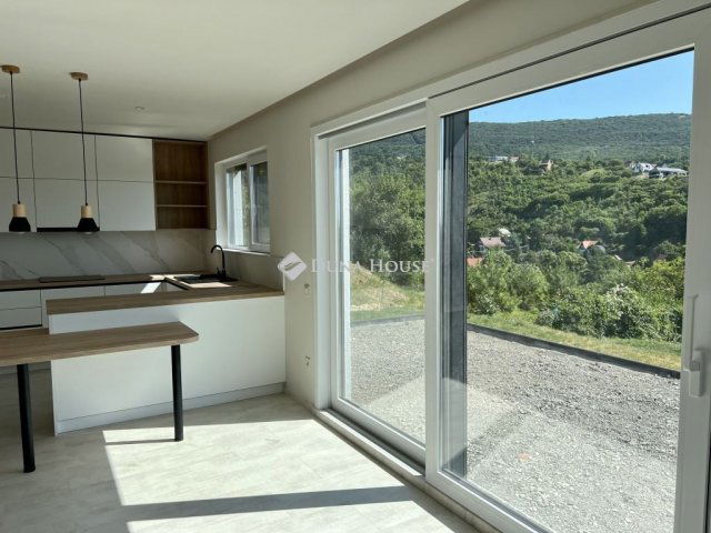 Eladó családi ház, Pécsett 139 M Ft, 4 szobás