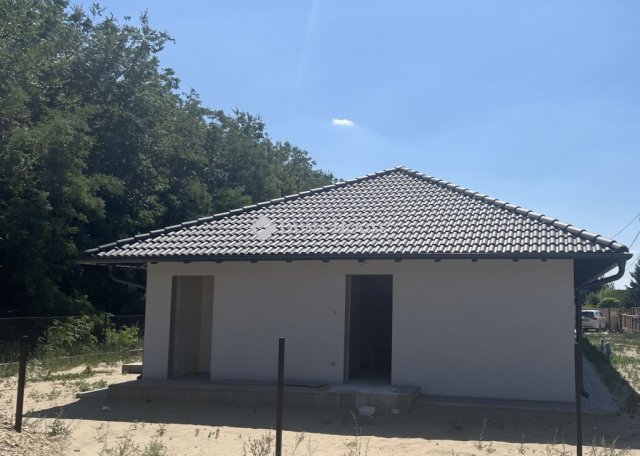 Eladó ikerház, Szigethalmon 89.9 M Ft, 4 szobás