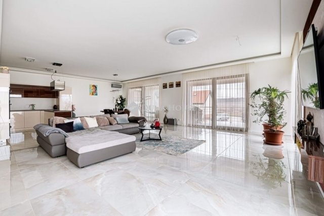 Eladó családi ház, Etyeken 279.9 M Ft, 5 szobás