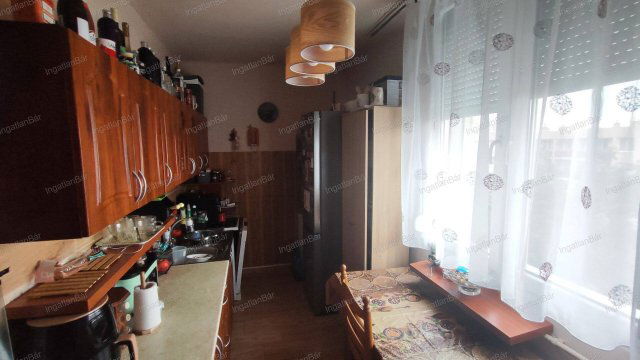 Eladó téglalakás, Nyírbátorban 33 M Ft, 3 szobás