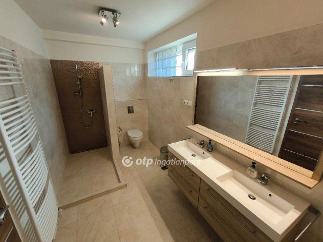 Eladó családi ház, Solymáron 279 M Ft, 6 szobás