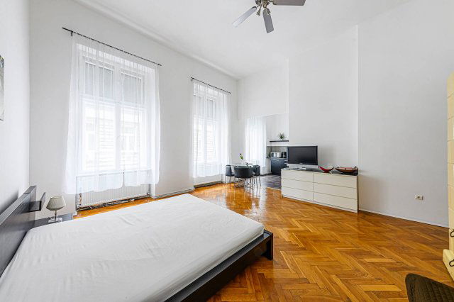 Eladó téglalakás, Budapesten, VI. kerületben 116 M Ft, 2 szobás