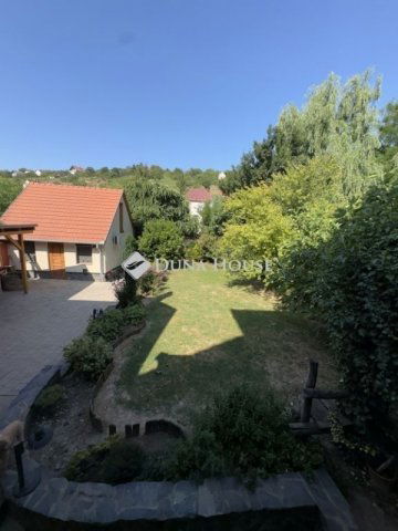 Eladó családi ház, Pécsett 211 M Ft, 10 szobás