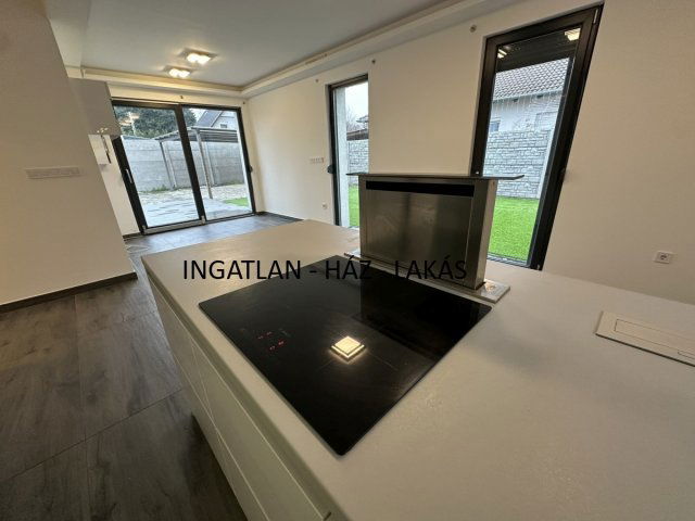 Eladó ikerház, Nagytarcsán 129.9 M Ft, 4+1 szobás