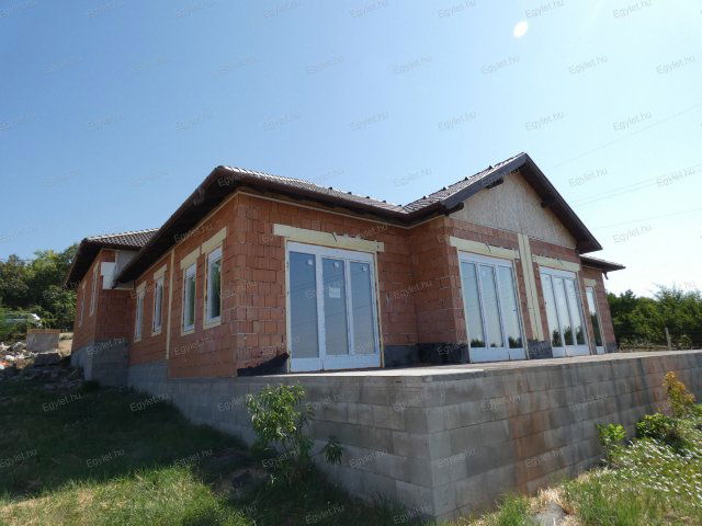 Eladó ikerház, Szadán 113.9 M Ft, 4 szobás