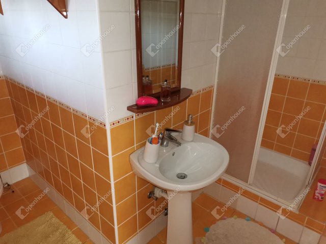 Eladó családi ház, Kisbéren 100 M Ft, 7 szobás