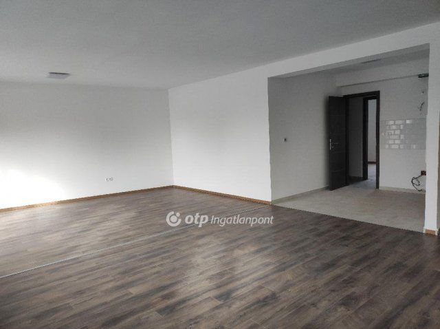 Eladó téglalakás, Szegeden 112 M Ft, 3 szobás