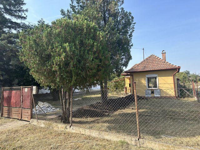 Eladó családi ház, Újszászon 12.9 M Ft, 2 szobás