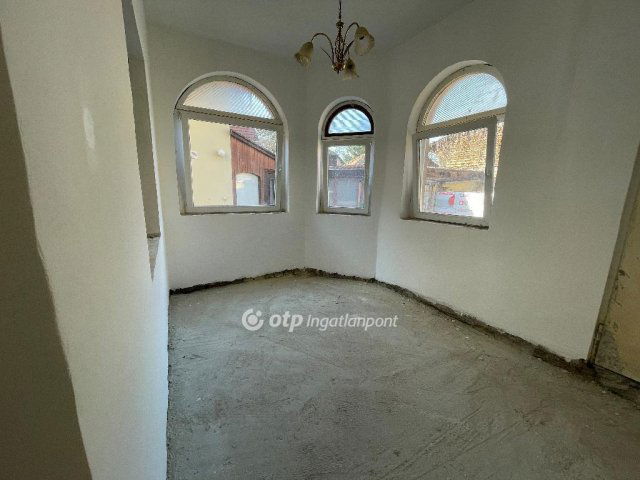 Eladó családi ház, Budapesten, III. kerületben 90.6 M Ft