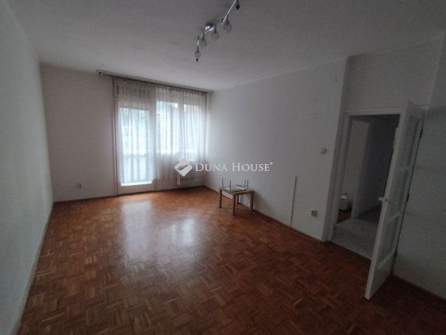 Kiadó téglalakás, albérlet, Tatabányán, Béla Király körtéren