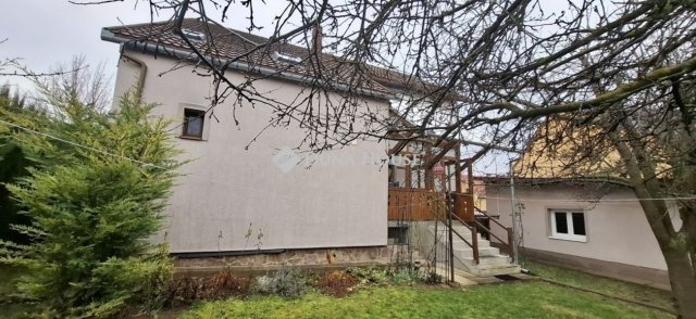 Eladó családi ház, Pécsett 149.9 M Ft, 6 szobás