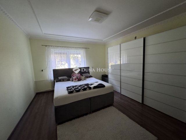 Eladó családi ház, Pécsett 84.99 M Ft, 4 szobás