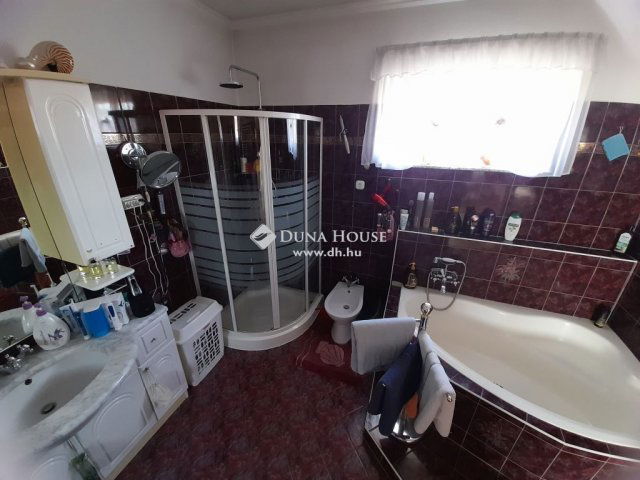 Eladó családi ház, Veresegyházon 220 M Ft, 6 szobás