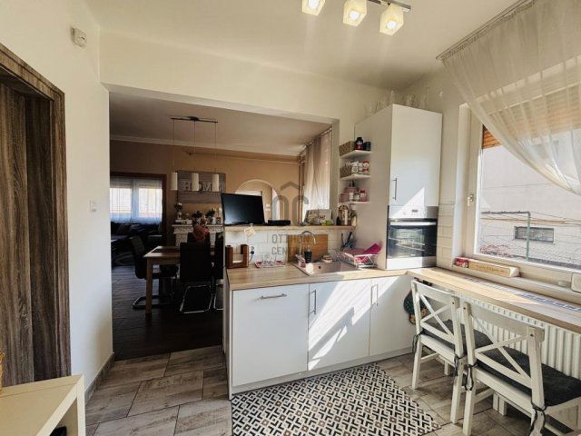 Eladó családi ház, Cegléden 89.9 M Ft, 5 szobás