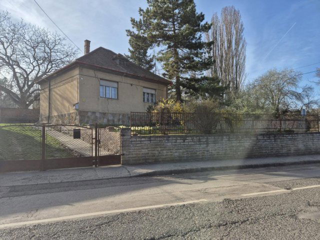 Eladó családi ház, Pécsett 34.499 M Ft, 3 szobás