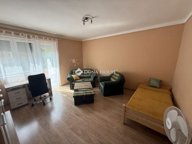 Kiadó téglalakás, albérlet, Pécsett 150 E Ft / hó, 1 szobás