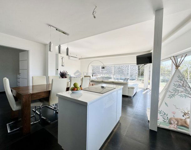 Eladó családi ház, Pécsett 349 M Ft, 5 szobás