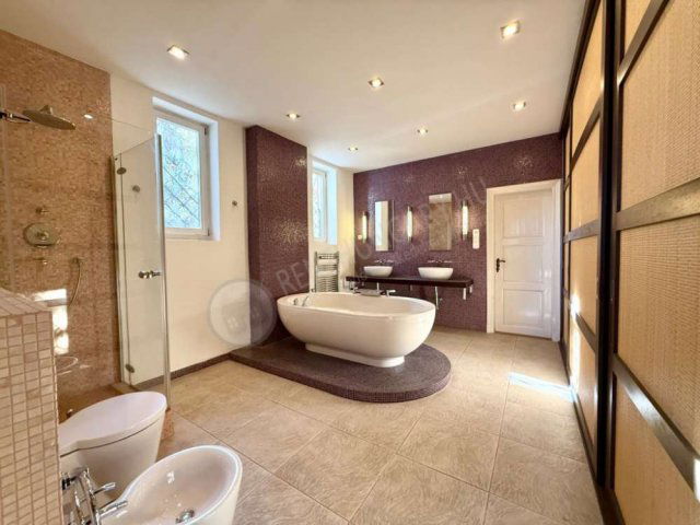 Kiadó családi ház, albérlet, XII. kerületben, Hegyalja úton