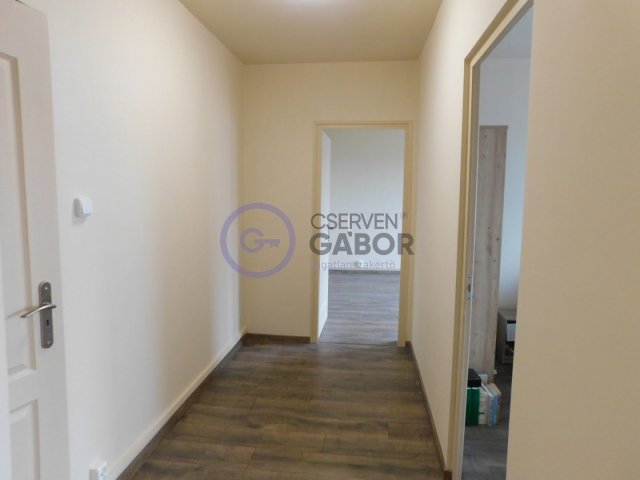 Eladó panellakás, Debrecenben 63.5 M Ft, 3 szobás