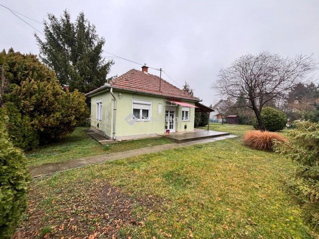 Eladó családi ház, Százhalombattán 85 M Ft, 1 szobás