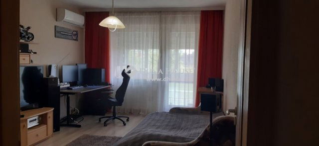 Eladó panellakás, Szentesen 32 M Ft, 3 szobás