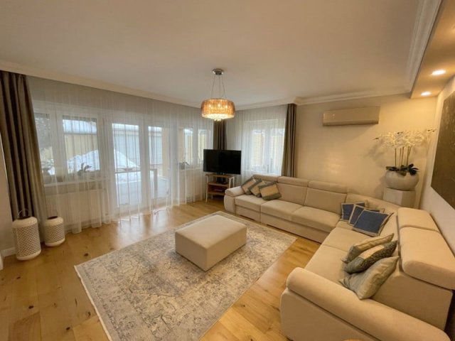 Eladó családi ház, Nyíregyházán 240 M Ft, 7 szobás