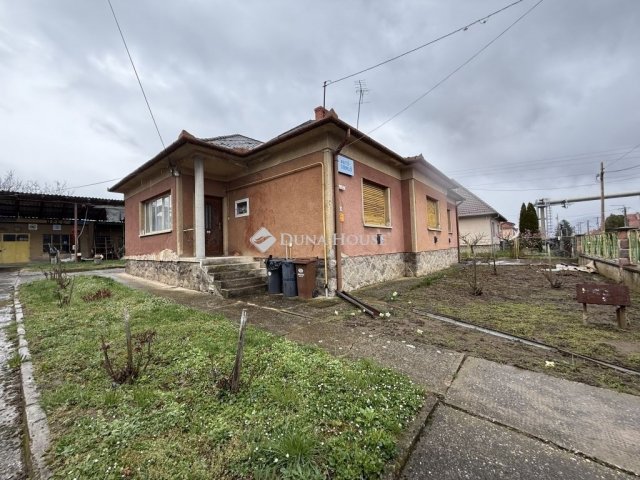 Eladó családi ház, Pécsett 59.9 M Ft, 4 szobás