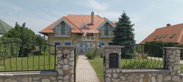Eladó családi ház, Cserszegtomajon 159.9 M Ft, 6 szobás