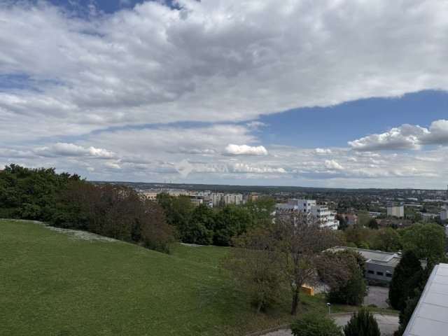 Eladó téglalakás, Pécsett 89 M Ft, 5 szobás