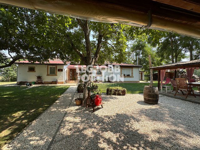 Eladó hotel, Cegléden 95 M Ft, 5 szobás / költözzbe.hu