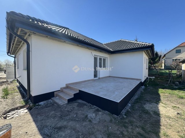 Eladó családi ház, Bicskén 100.5 M Ft, 4 szobás