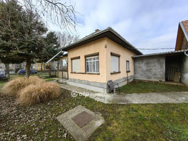 Eladó családi ház, Berekfürdőn 29.99 M Ft, 1+3 szobás