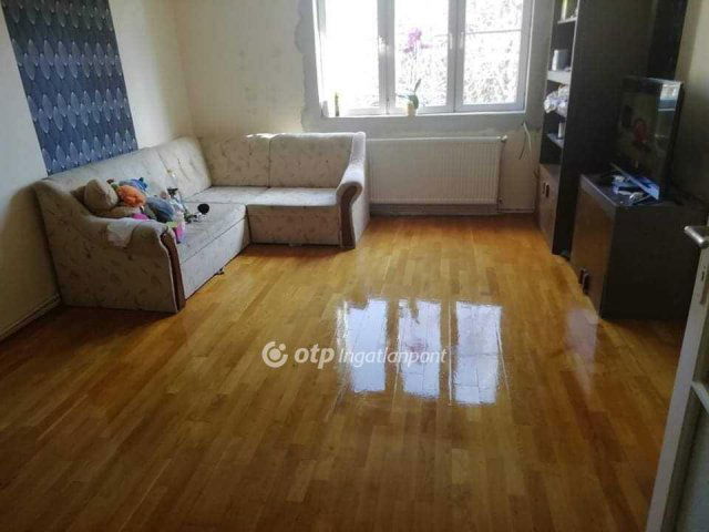 Eladó téglalakás, Balatonfűzfőn 44 M Ft, 2+1 szobás