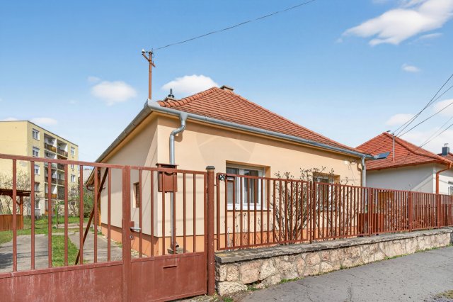 Kiadó családi ház, albérlet, Tatán 260 E Ft / hó, 2 szobás