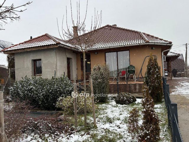 Eladó családi ház, Ongán 92.9 M Ft, 4 szobás