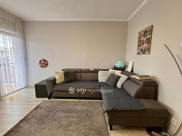Eladó téglalakás, Pápán 35.9 M Ft, 2+1 szobás