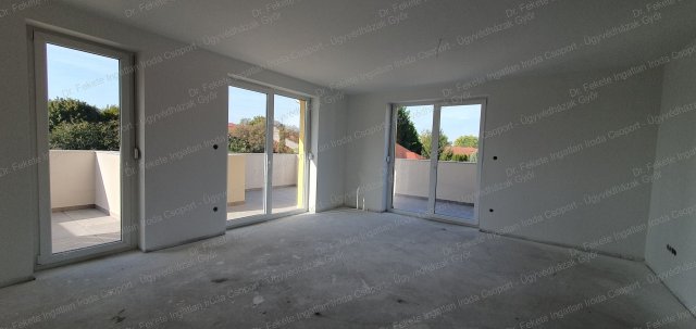 Eladó téglalakás, Komáromban 85 M Ft, 3 szobás