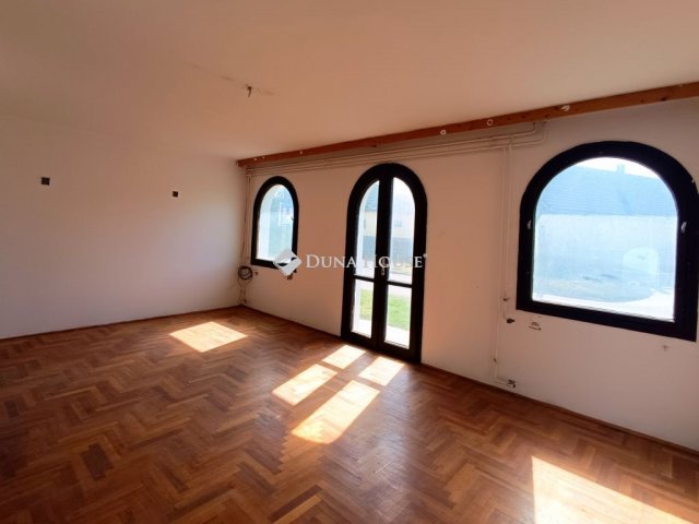 Eladó családi ház, Tolnán 35.499 M Ft, 8 szobás