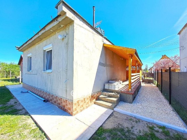 Eladó nyaraló, Tiszakécskén 33 M Ft, 2 szobás