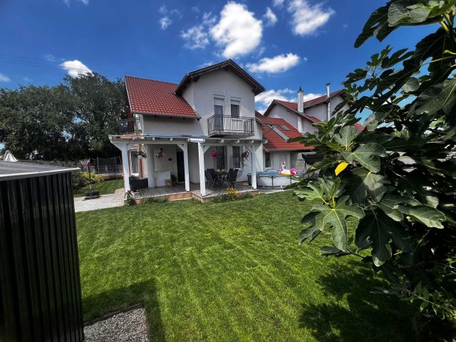 Eladó ikerház, Délegyházán 129.9 M Ft, 6 szobás