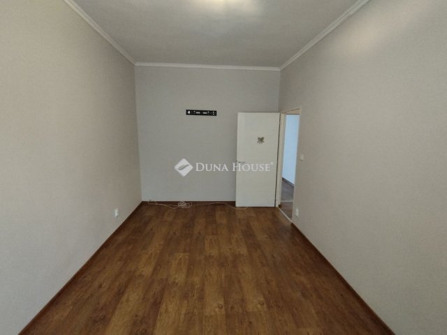 Kiadó téglalakás, albérlet, Tatabányán, Győri úton, 2 szobás